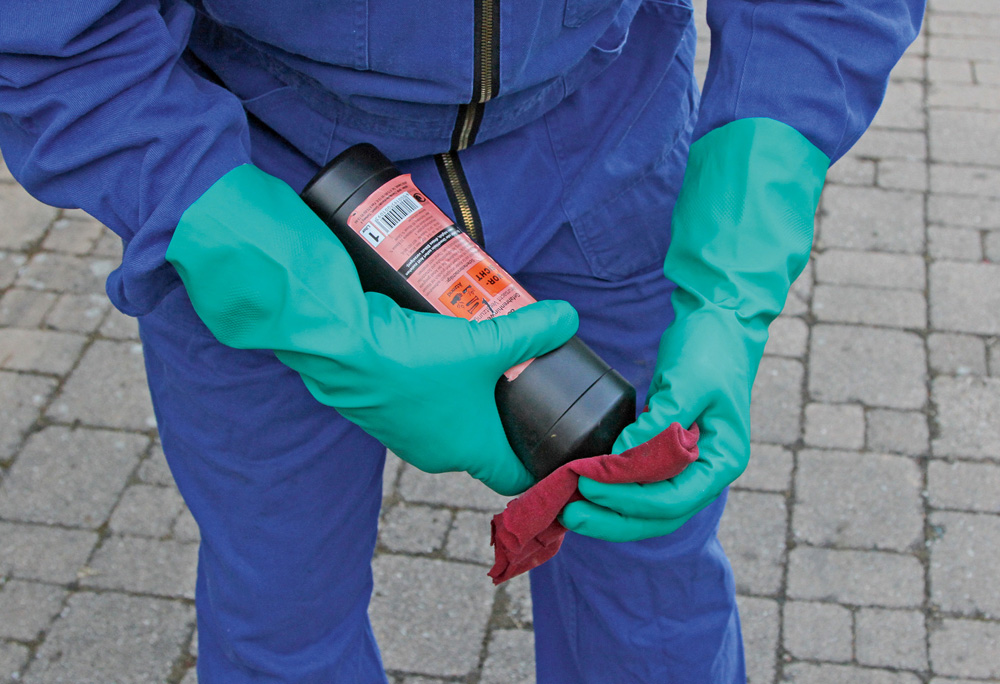 Anwendungsbeispiel für Chemikalienhandschuh Chemex